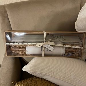 Rae Dunn rolling pin/apron set.